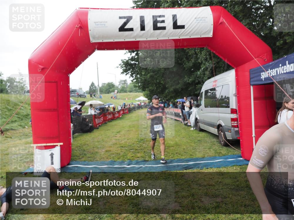 21.06.2025 - 27. Vierlanden-Triathlon MichiJ http://msf.ph/oto/8044907 15.06.2026 13:50:12 Ziel 1102, 1126, 1160 meine-sportfotos.de