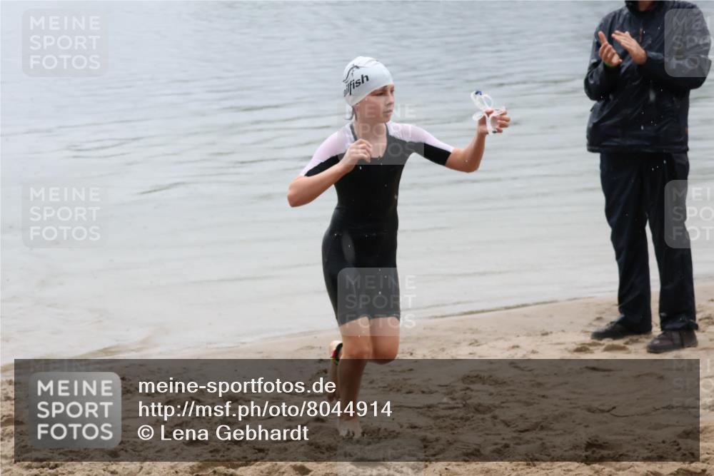 21.06.2025 - 27. Vierlanden-Triathlon Lena Gebhardt http://msf.ph/oto/8044914 15.06.2025 14:42:48 Schwimmen 1342 meine-sportfotos.de