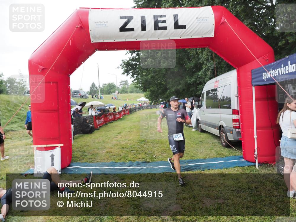 21.06.2025 - 27. Vierlanden-Triathlon MichiJ http://msf.ph/oto/8044915 15.06.2026 13:50:12 Ziel 1102, 1126, 1160 meine-sportfotos.de