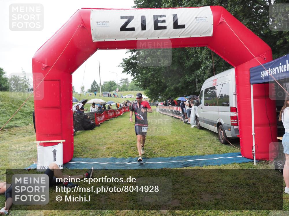 21.06.2025 - 27. Vierlanden-Triathlon MichiJ http://msf.ph/oto/8044928 15.06.2026 13:50:33 Ziel 123, 1157 meine-sportfotos.de