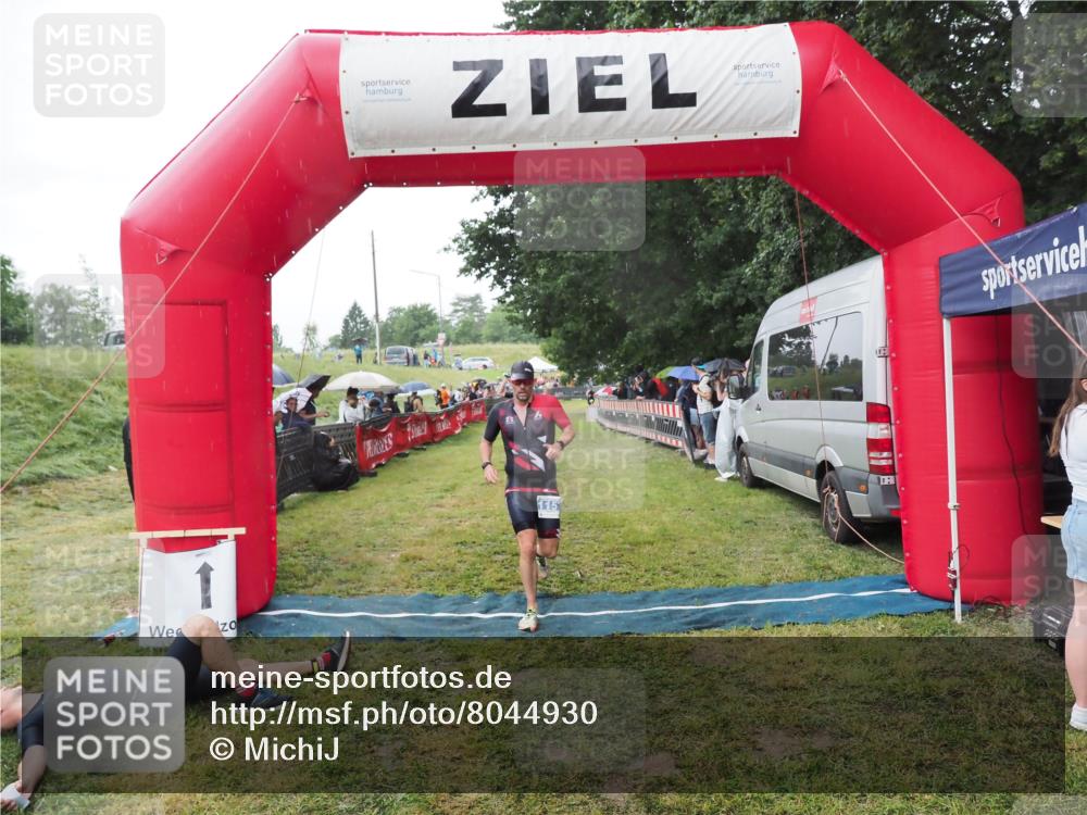 21.06.2025 - 27. Vierlanden-Triathlon MichiJ http://msf.ph/oto/8044930 15.06.2026 13:50:33 Ziel 123, 1157 meine-sportfotos.de