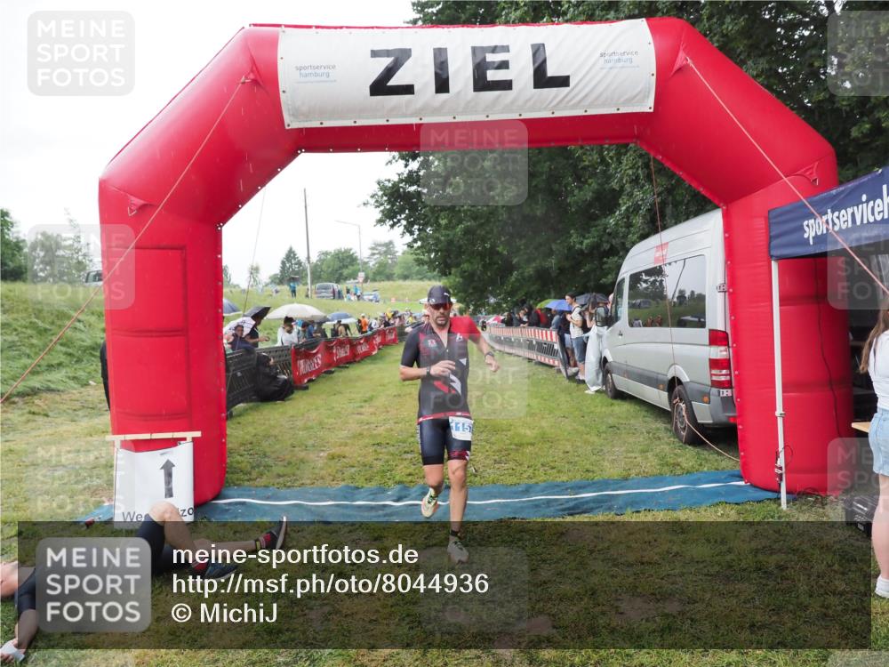 21.06.2025 - 27. Vierlanden-Triathlon MichiJ http://msf.ph/oto/8044936 15.06.2026 13:50:33 Ziel 123, 1157 meine-sportfotos.de