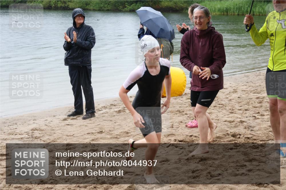 21.06.2025 - 27. Vierlanden-Triathlon Lena Gebhardt http://msf.ph/oto/8044937 15.06.2025 14:42:49 Schwimmen 1342 meine-sportfotos.de