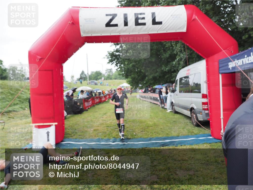 21.06.2025 - 27. Vierlanden-Triathlon MichiJ http://msf.ph/oto/8044947 15.06.2026 13:50:36 Ziel 123, 933, 1157 meine-sportfotos.de