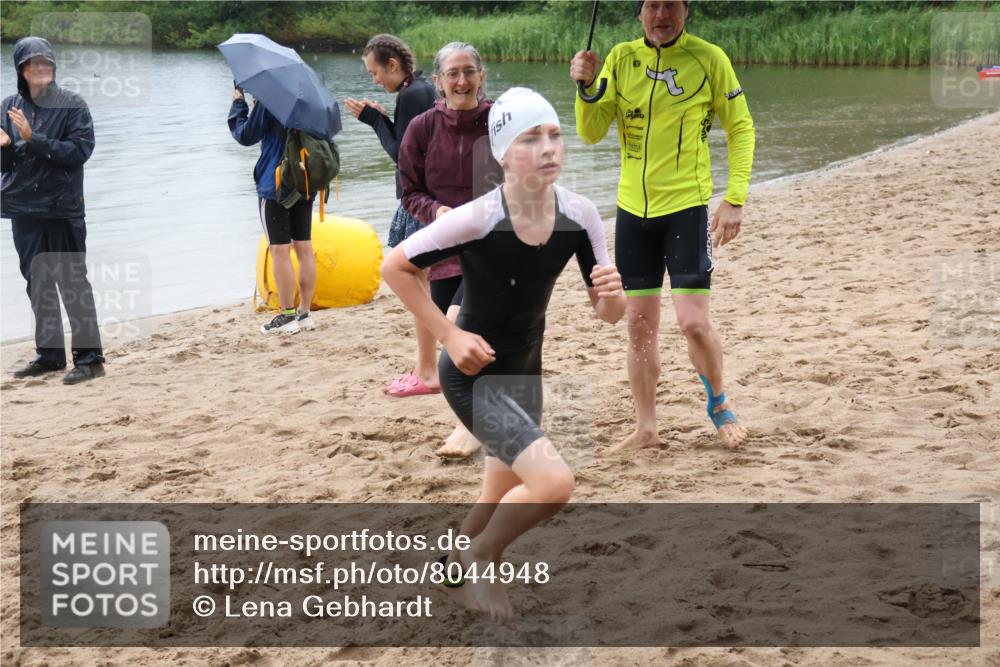 21.06.2025 - 27. Vierlanden-Triathlon Lena Gebhardt http://msf.ph/oto/8044948 15.06.2025 14:42:50 Schwimmen 1342 meine-sportfotos.de