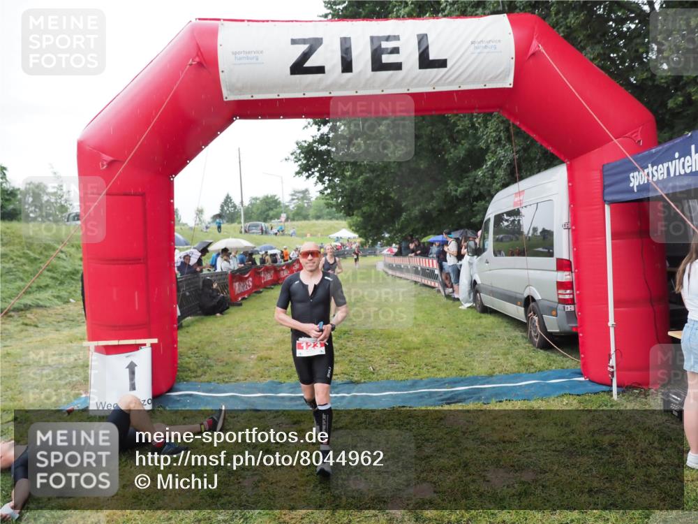 21.06.2025 - 27. Vierlanden-Triathlon MichiJ http://msf.ph/oto/8044962 15.06.2026 13:50:36 Ziel 123, 933, 1157 meine-sportfotos.de