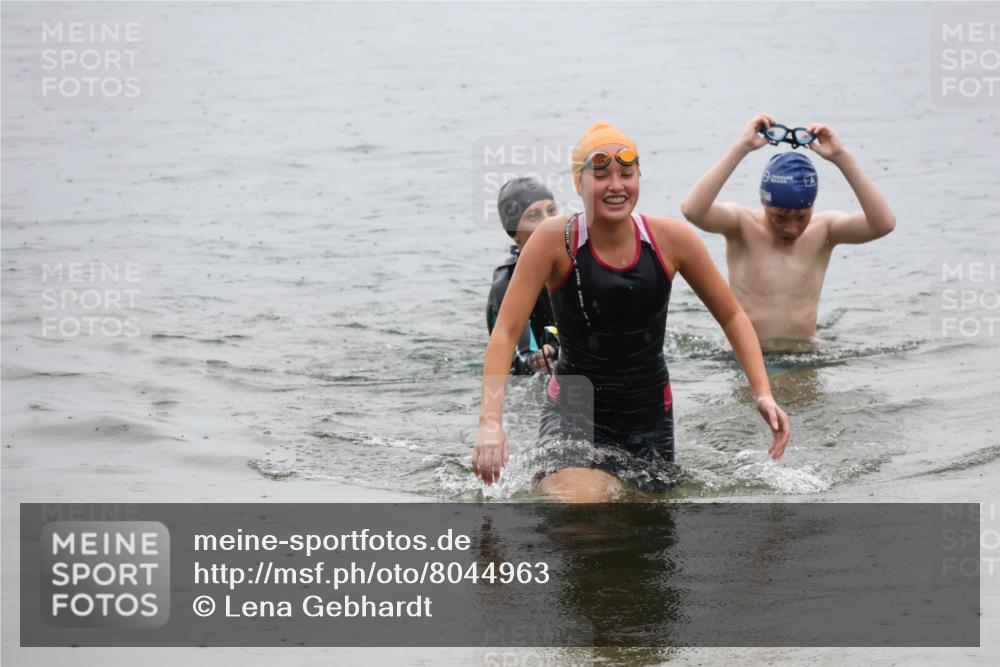 21.06.2025 - 27. Vierlanden-Triathlon Lena Gebhardt http://msf.ph/oto/8044963 15.06.2025 14:42:56 Schwimmen 1319, 1342, 1344 meine-sportfotos.de