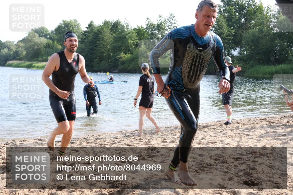 15.06.2025 - 27. Vierlanden-Triathlon Lena Gebhardt http://msf.ph/oto/8044969 15.06.2025 08:37:44 Schwimmen 9, 73, 171, 180, 181 meine-sportfotos.de