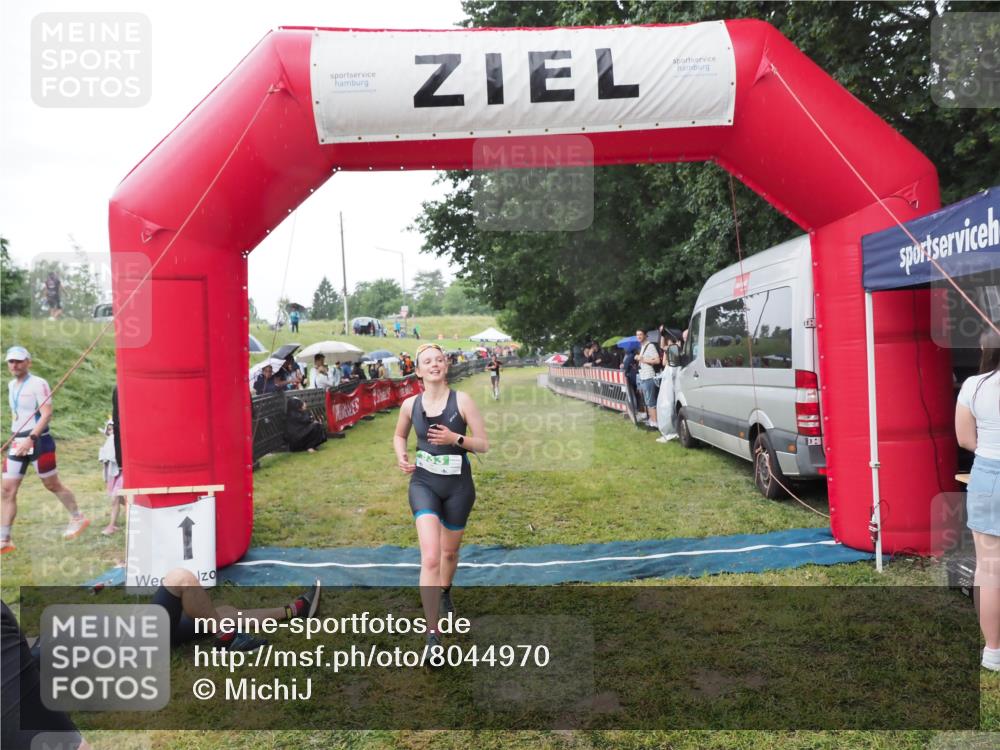 21.06.2025 - 27. Vierlanden-Triathlon MichiJ http://msf.ph/oto/8044970 15.06.2026 13:50:39 Ziel 123, 933, 1157 meine-sportfotos.de
