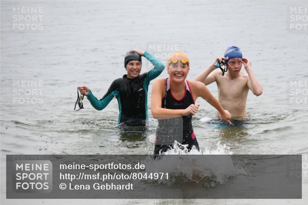21.06.2025 - 27. Vierlanden-Triathlon Lena Gebhardt http://msf.ph/oto/8044971 15.06.2025 14:42:57 Schwimmen 1319, 1342, 1344 meine-sportfotos.de