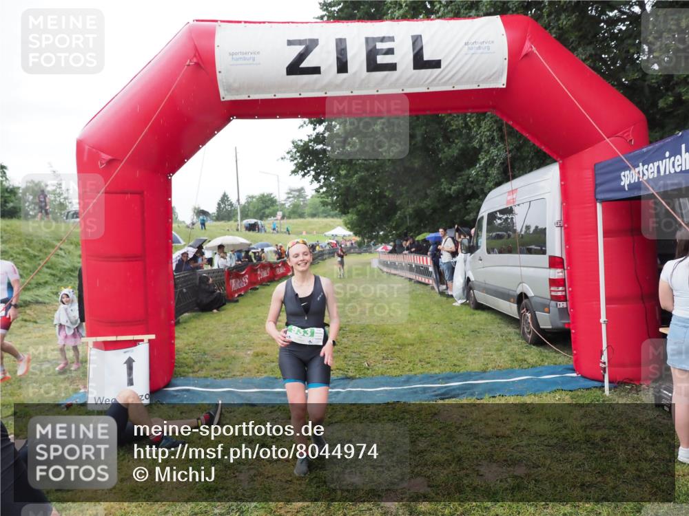 21.06.2025 - 27. Vierlanden-Triathlon MichiJ http://msf.ph/oto/8044974 15.06.2026 13:50:39 Ziel 123, 933, 1157 meine-sportfotos.de