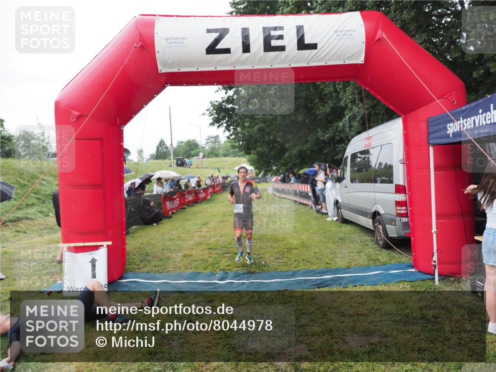 21.06.2025 - 27. Vierlanden-Triathlon MichiJ http://msf.ph/oto/8044978 15.06.2026 13:50:44 Ziel 933, 1101 meine-sportfotos.de