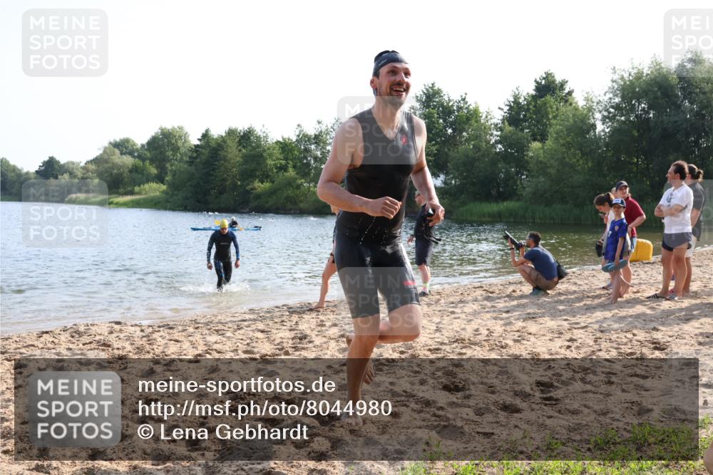 15.06.2025 - 27. Vierlanden-Triathlon Lena Gebhardt http://msf.ph/oto/8044980 15.06.2025 08:37:45 Schwimmen 73, 171, 180, 181 meine-sportfotos.de