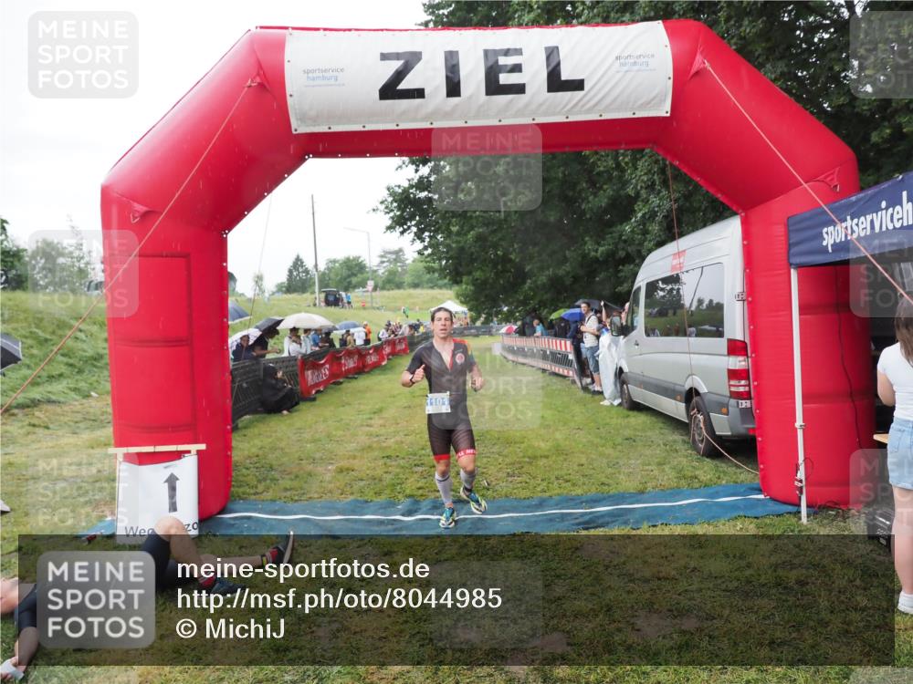 21.06.2025 - 27. Vierlanden-Triathlon MichiJ http://msf.ph/oto/8044985 15.06.2026 13:50:44 Ziel 933, 1101 meine-sportfotos.de