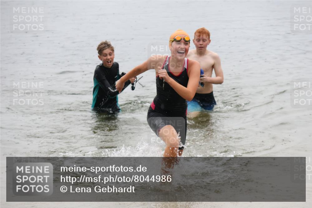 21.06.2025 - 27. Vierlanden-Triathlon Lena Gebhardt http://msf.ph/oto/8044986 15.06.2025 14:42:58 Schwimmen 1319, 1342, 1344 meine-sportfotos.de