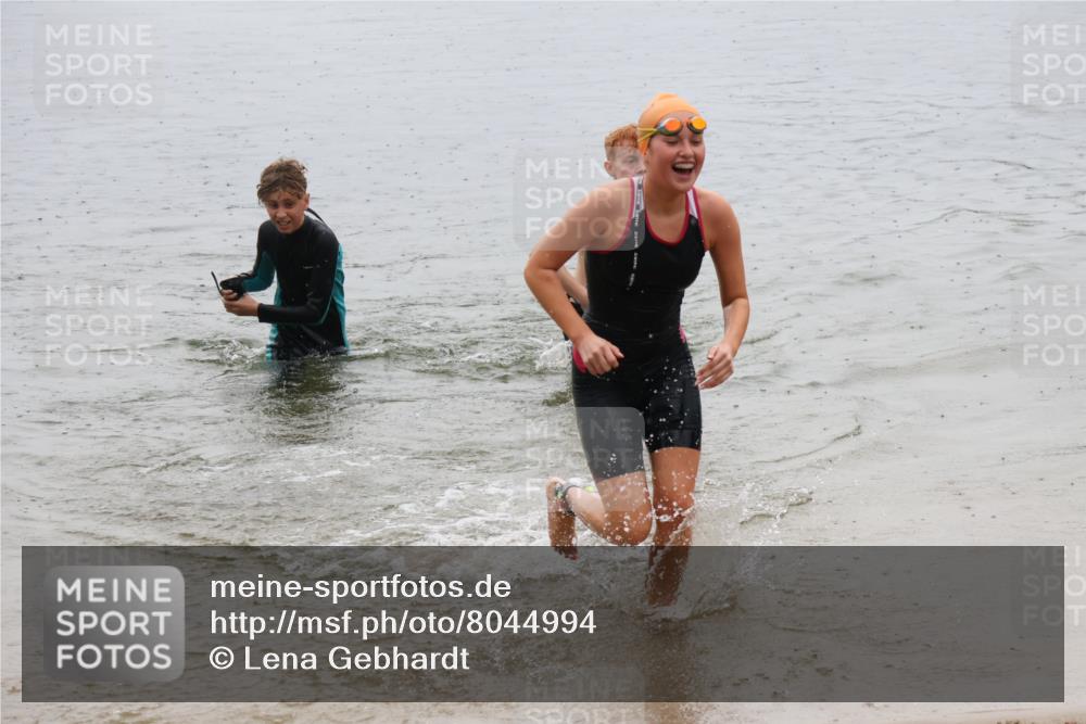 21.06.2025 - 27. Vierlanden-Triathlon Lena Gebhardt http://msf.ph/oto/8044994 15.06.2025 14:42:59 Schwimmen 1319, 1342, 1344, 1351 meine-sportfotos.de