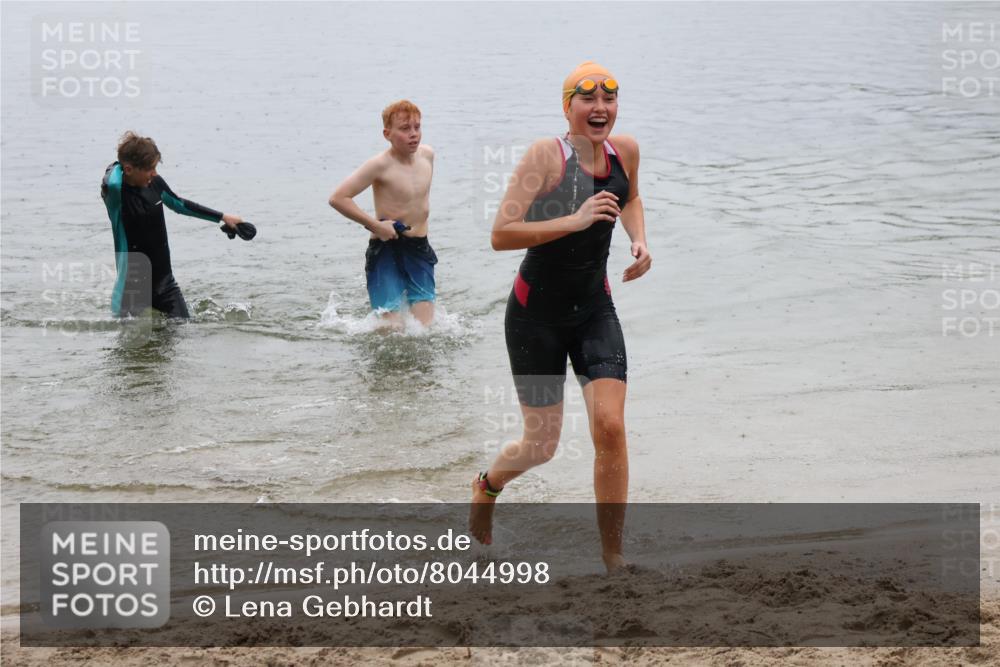 21.06.2025 - 27. Vierlanden-Triathlon Lena Gebhardt http://msf.ph/oto/8044998 15.06.2025 14:43:00 Schwimmen 1319, 1344, 1351 meine-sportfotos.de