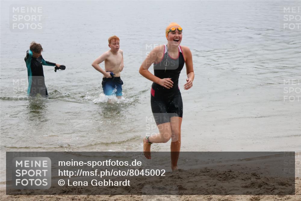 21.06.2025 - 27. Vierlanden-Triathlon Lena Gebhardt http://msf.ph/oto/8045002 15.06.2025 14:43:00 Schwimmen 1319, 1344, 1351 meine-sportfotos.de