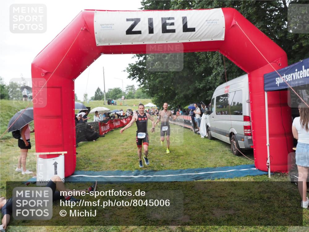 21.06.2025 - 27. Vierlanden-Triathlon MichiJ http://msf.ph/oto/8045006 15.06.2026 13:50:52 Ziel 1120, 1132, 1136 meine-sportfotos.de