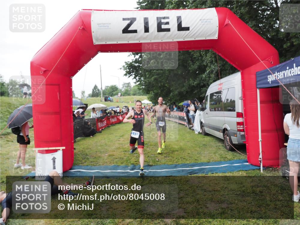 21.06.2025 - 27. Vierlanden-Triathlon MichiJ http://msf.ph/oto/8045008 15.06.2026 13:50:52 Ziel 1120, 1132, 1136 meine-sportfotos.de