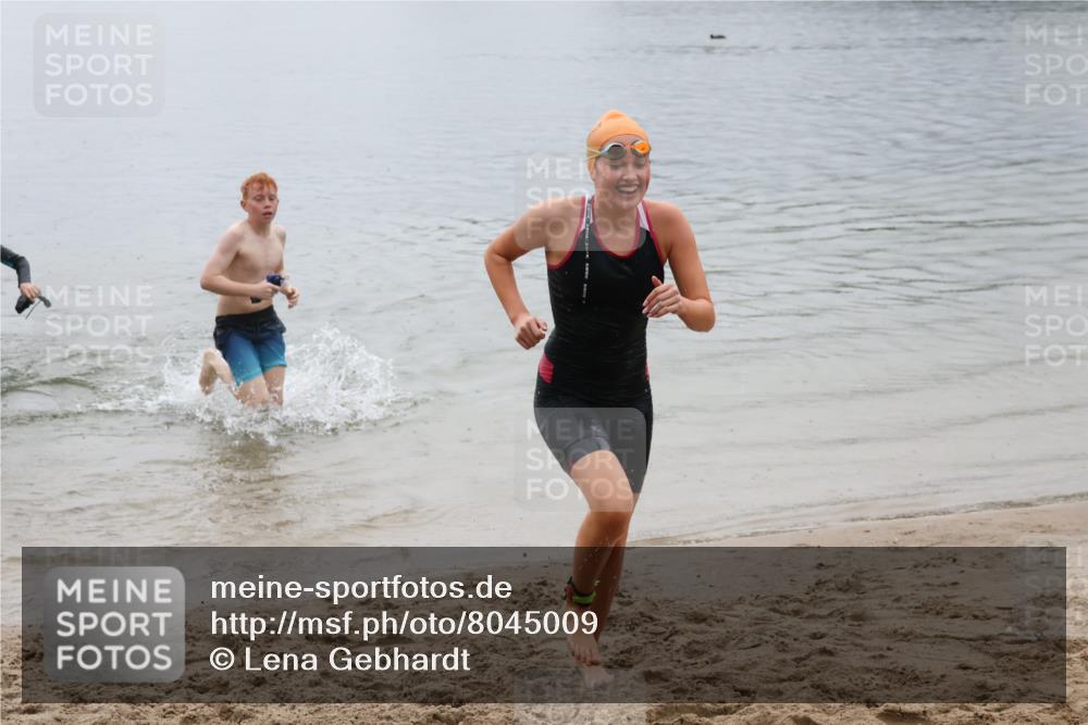 21.06.2025 - 27. Vierlanden-Triathlon Lena Gebhardt http://msf.ph/oto/8045009 15.06.2025 14:43:01 Schwimmen 1319, 1344, 1351 meine-sportfotos.de