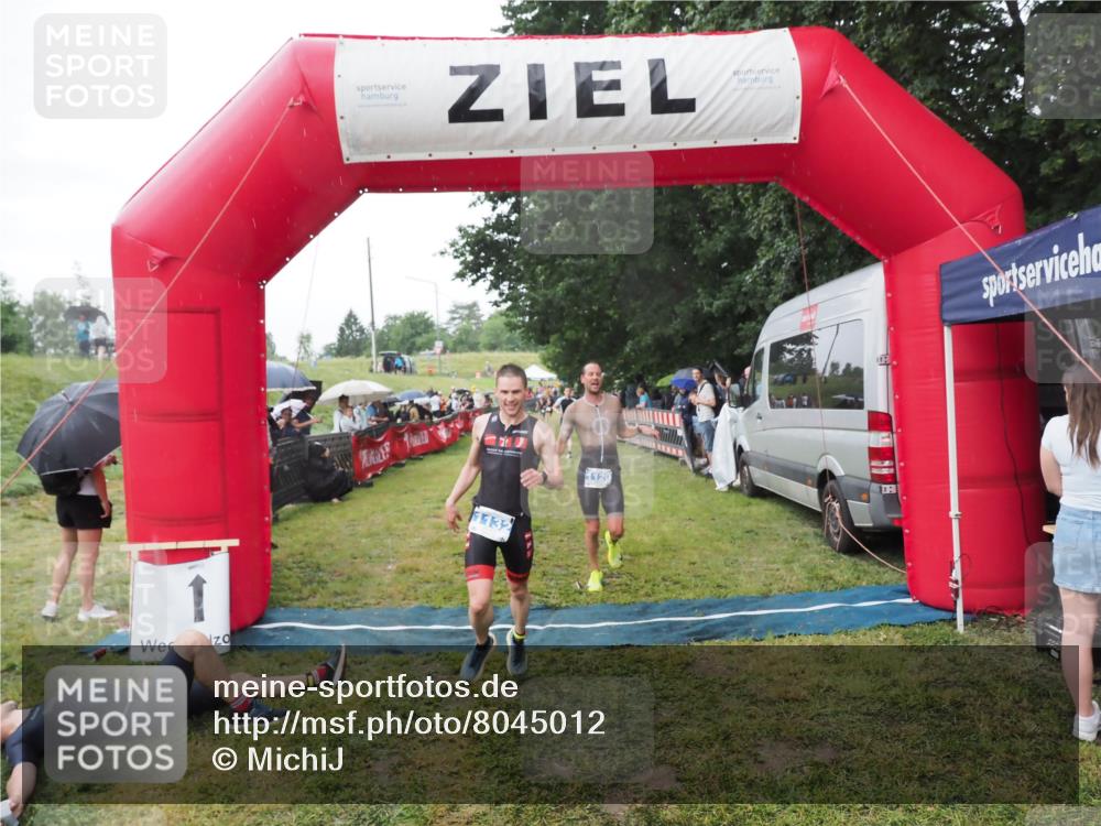 21.06.2025 - 27. Vierlanden-Triathlon MichiJ http://msf.ph/oto/8045012 15.06.2026 13:50:53 Ziel 1120, 1132, 1136 meine-sportfotos.de