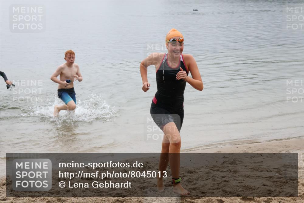21.06.2025 - 27. Vierlanden-Triathlon Lena Gebhardt http://msf.ph/oto/8045013 15.06.2025 14:43:01 Schwimmen 1319, 1344, 1351 meine-sportfotos.de