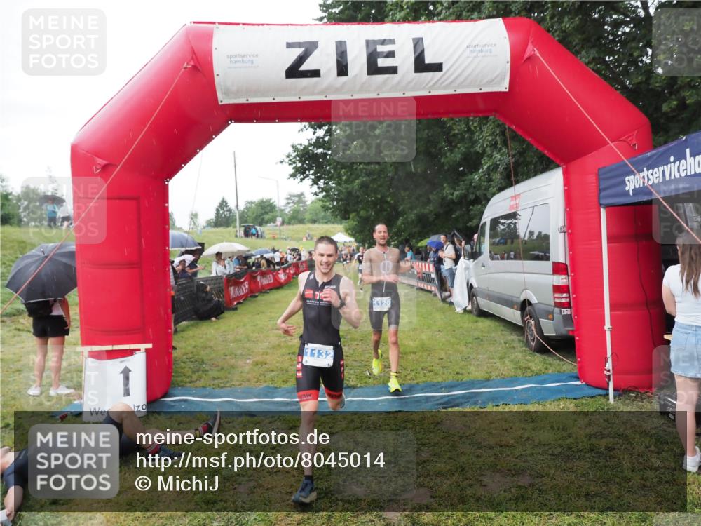 21.06.2025 - 27. Vierlanden-Triathlon MichiJ http://msf.ph/oto/8045014 15.06.2026 13:50:53 Ziel 1120, 1132, 1136 meine-sportfotos.de