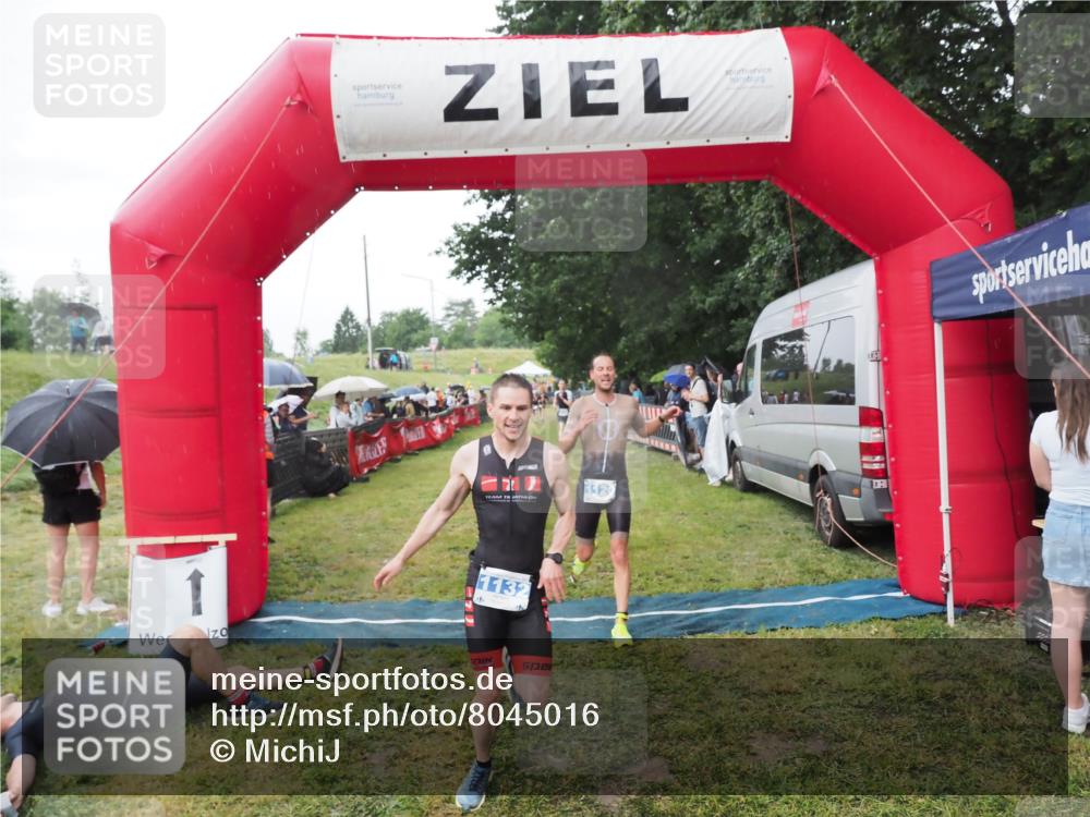 21.06.2025 - 27. Vierlanden-Triathlon MichiJ http://msf.ph/oto/8045016 15.06.2026 13:50:53 Ziel 1120, 1132, 1136 meine-sportfotos.de