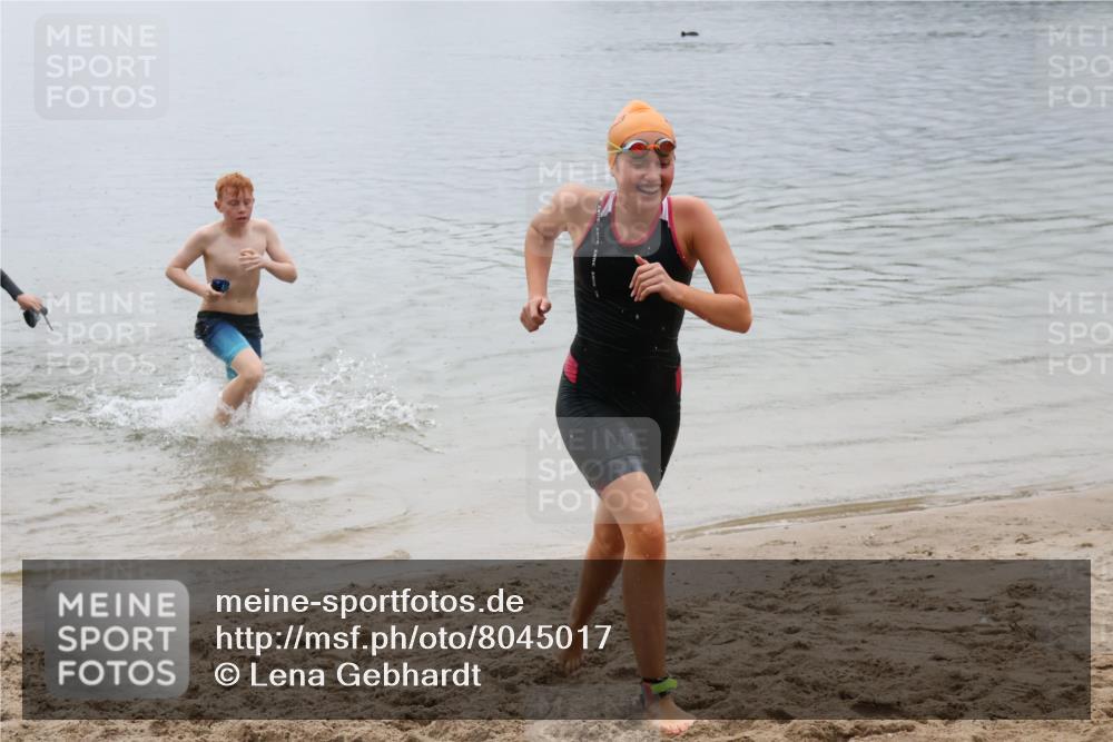 21.06.2025 - 27. Vierlanden-Triathlon Lena Gebhardt http://msf.ph/oto/8045017 15.06.2025 14:43:01 Schwimmen 1319, 1344, 1351 meine-sportfotos.de