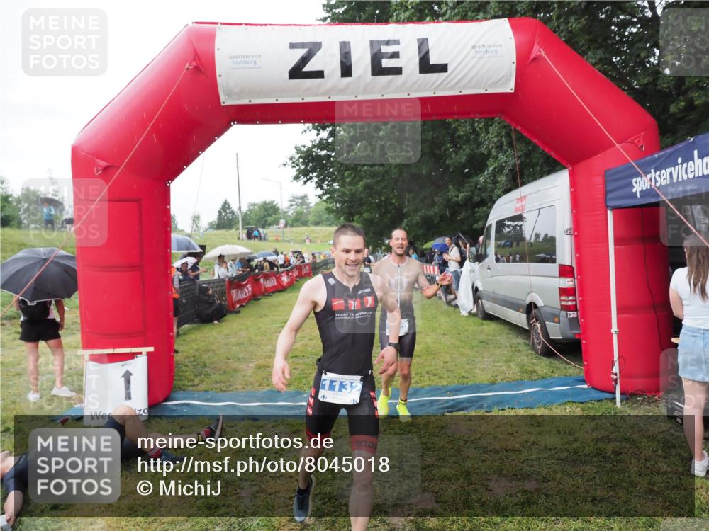 21.06.2025 - 27. Vierlanden-Triathlon MichiJ http://msf.ph/oto/8045018 15.06.2026 13:50:53 Ziel 1120, 1132, 1136 meine-sportfotos.de