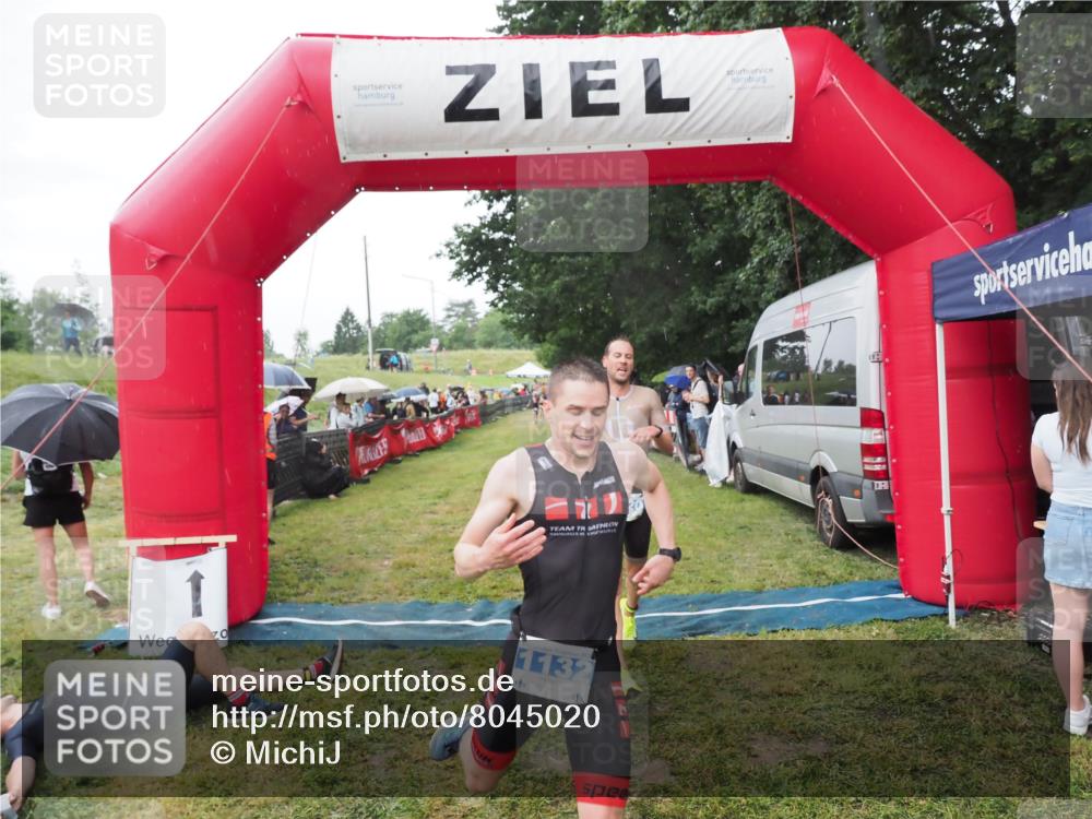 21.06.2025 - 27. Vierlanden-Triathlon MichiJ http://msf.ph/oto/8045020 15.06.2026 13:50:53 Ziel 1120, 1132, 1136 meine-sportfotos.de