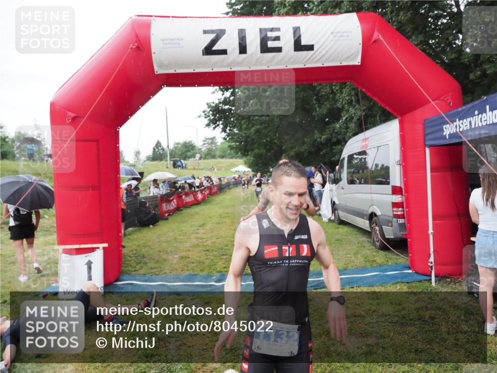 21.06.2025 - 27. Vierlanden-Triathlon MichiJ http://msf.ph/oto/8045022 15.06.2026 13:50:53 Ziel 1120, 1132, 1136 meine-sportfotos.de