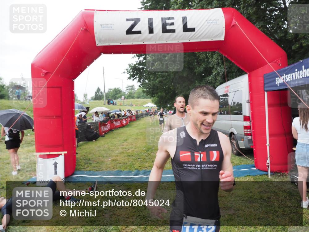 21.06.2025 - 27. Vierlanden-Triathlon MichiJ http://msf.ph/oto/8045024 15.06.2026 13:50:53 Ziel 1120, 1132, 1136 meine-sportfotos.de