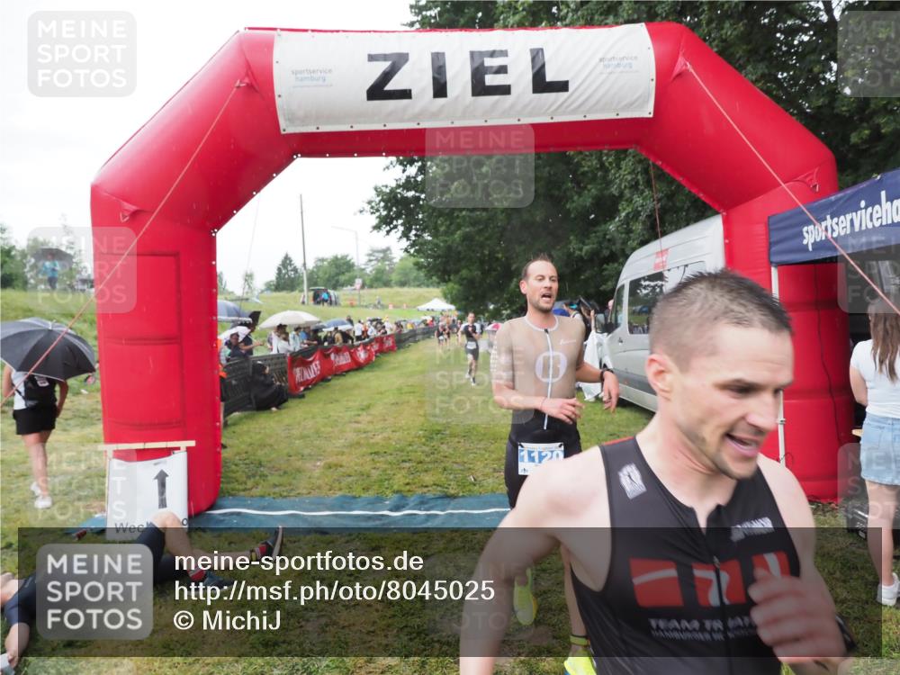 21.06.2025 - 27. Vierlanden-Triathlon MichiJ http://msf.ph/oto/8045025 15.06.2026 13:50:53 Ziel 1120, 1132, 1136 meine-sportfotos.de