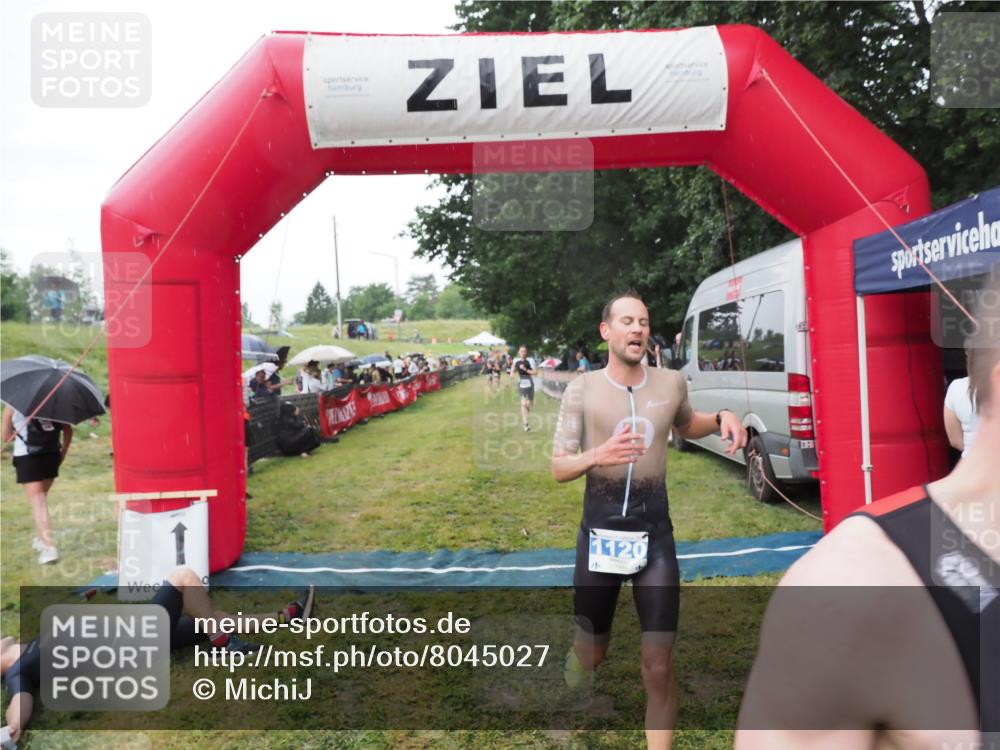 21.06.2025 - 27. Vierlanden-Triathlon MichiJ http://msf.ph/oto/8045027 15.06.2026 13:50:54 Ziel 1120, 1132, 1136 meine-sportfotos.de