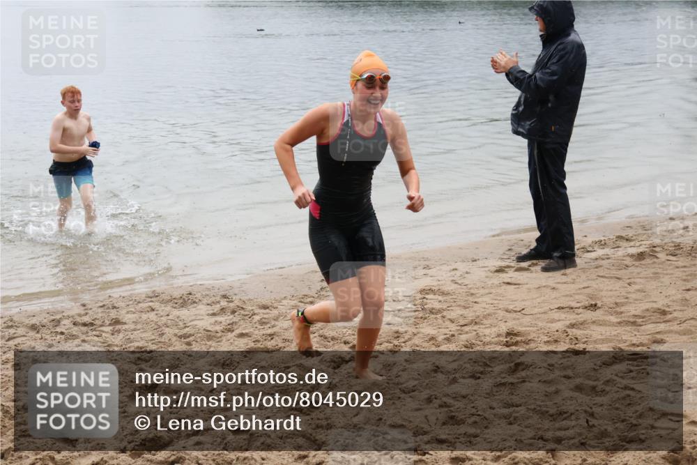 21.06.2025 - 27. Vierlanden-Triathlon Lena Gebhardt http://msf.ph/oto/8045029 15.06.2025 14:43:01 Schwimmen 1319, 1344, 1351 meine-sportfotos.de