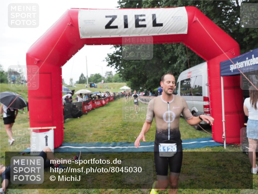21.06.2025 - 27. Vierlanden-Triathlon MichiJ http://msf.ph/oto/8045030 15.06.2026 13:50:54 Ziel 1120, 1132, 1136 meine-sportfotos.de