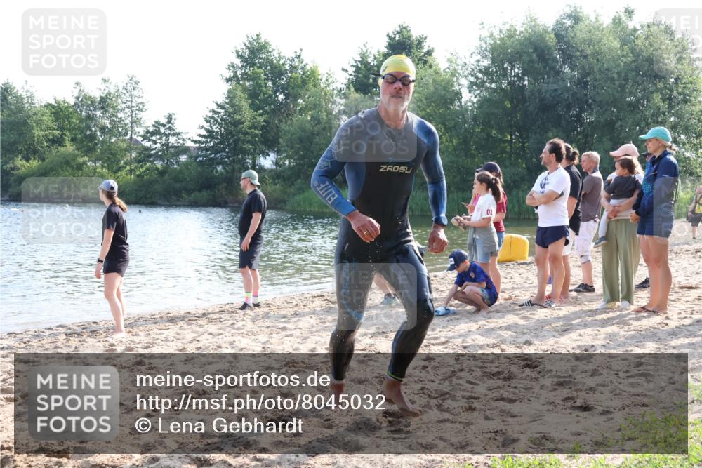 15.06.2025 - 27. Vierlanden-Triathlon Lena Gebhardt http://msf.ph/oto/8045032 15.06.2025 08:37:51 Schwimmen 73, 171, 180, 181 meine-sportfotos.de