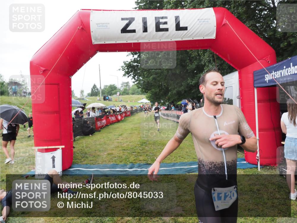 21.06.2025 - 27. Vierlanden-Triathlon MichiJ http://msf.ph/oto/8045033 15.06.2026 13:50:54 Ziel 1120, 1132, 1136 meine-sportfotos.de