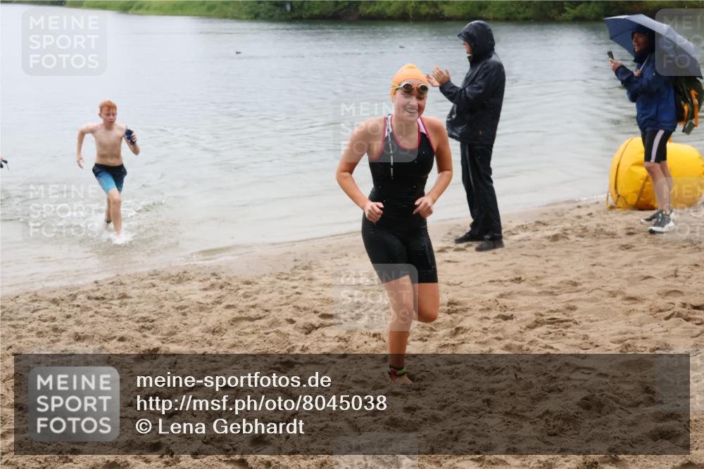 21.06.2025 - 27. Vierlanden-Triathlon Lena Gebhardt http://msf.ph/oto/8045038 15.06.2025 14:43:02 Schwimmen 1319, 1344, 1351 meine-sportfotos.de