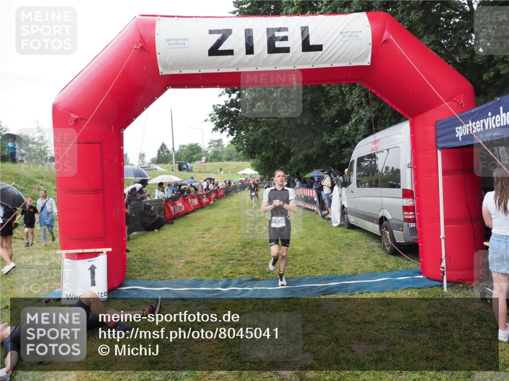 21.06.2025 - 27. Vierlanden-Triathlon MichiJ http://msf.ph/oto/8045041 15.06.2026 13:50:56 Ziel 1098, 1120, 1132, 1134, 1136 meine-sportfotos.de