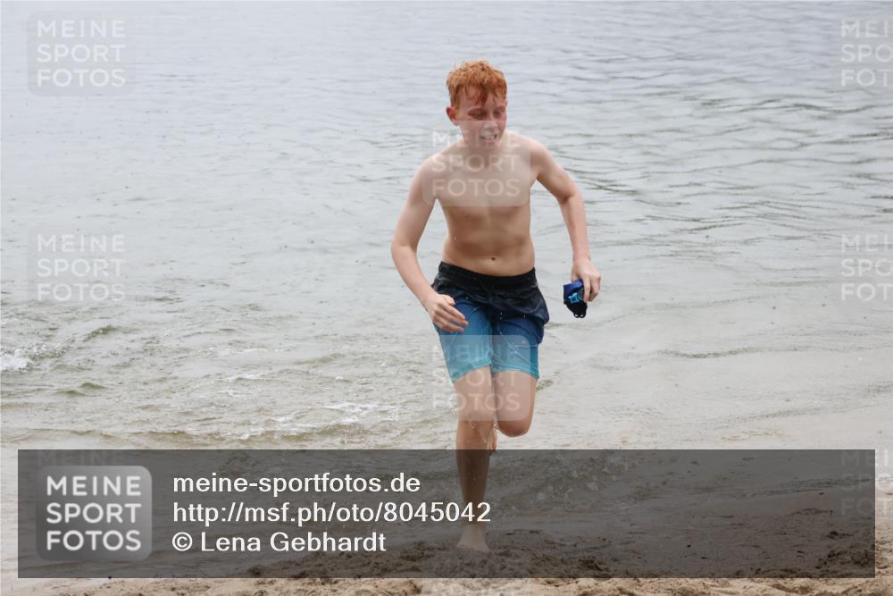 21.06.2025 - 27. Vierlanden-Triathlon Lena Gebhardt http://msf.ph/oto/8045042 15.06.2025 14:43:02 Schwimmen 1319, 1344, 1351 meine-sportfotos.de