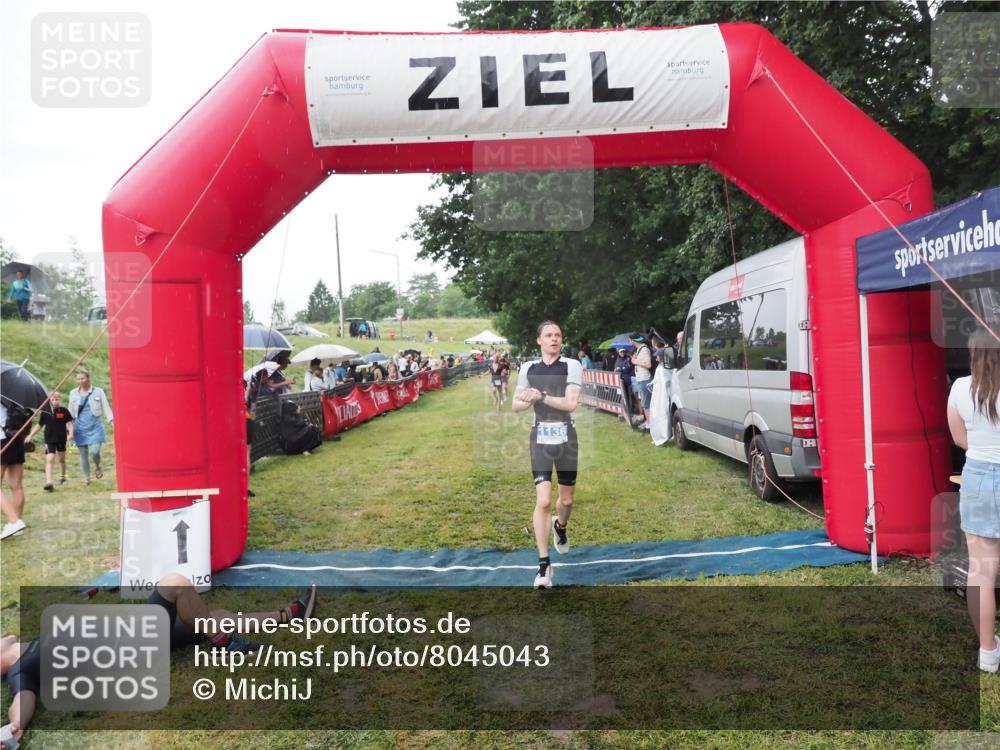 21.06.2025 - 27. Vierlanden-Triathlon MichiJ http://msf.ph/oto/8045043 15.06.2026 13:50:56 Ziel 1098, 1120, 1132, 1134, 1136 meine-sportfotos.de