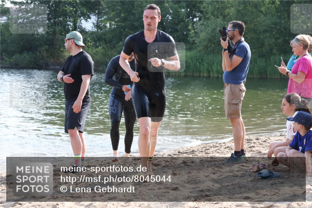 15.06.2025 - 27. Vierlanden-Triathlon Lena Gebhardt http://msf.ph/oto/8045044 15.06.2025 08:38:29 Schwimmen 27, 35, 45, 86, 126 meine-sportfotos.de