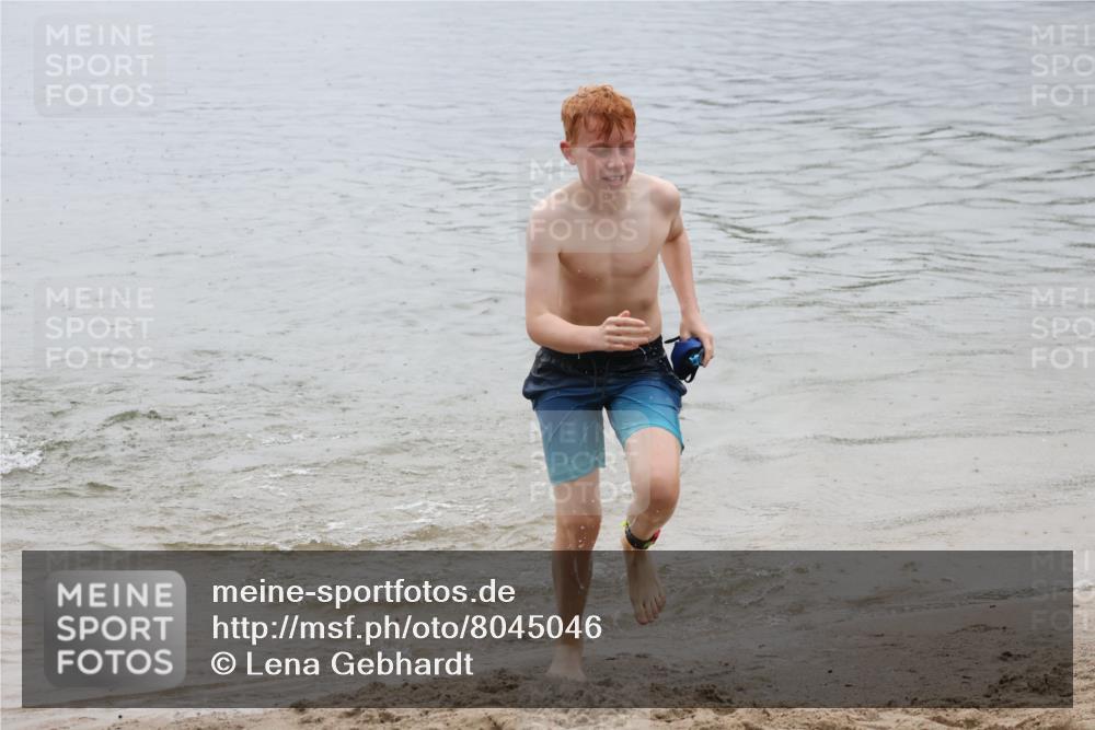21.06.2025 - 27. Vierlanden-Triathlon Lena Gebhardt http://msf.ph/oto/8045046 15.06.2025 14:43:02 Schwimmen 1319, 1344, 1351 meine-sportfotos.de