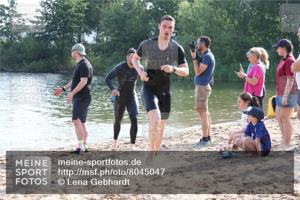 15.06.2025 - 27. Vierlanden-Triathlon Lena Gebhardt http://msf.ph/oto/8045047 15.06.2025 08:38:30 Schwimmen 27, 35, 45, 86, 126 meine-sportfotos.de