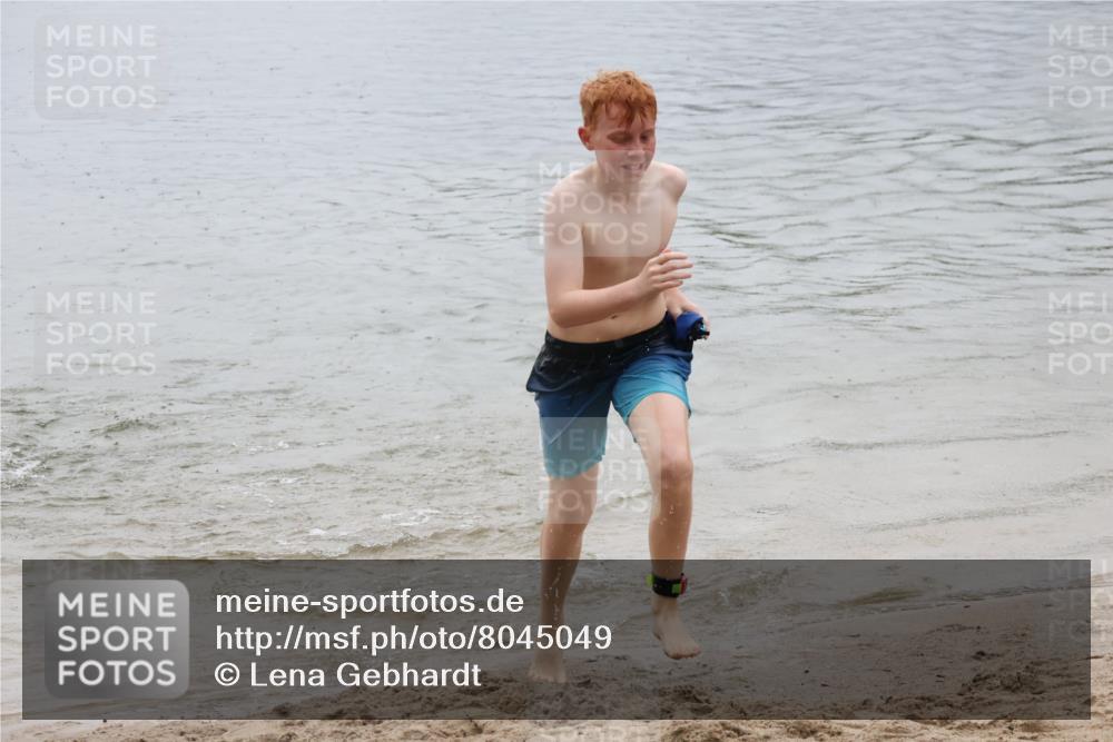21.06.2025 - 27. Vierlanden-Triathlon Lena Gebhardt http://msf.ph/oto/8045049 15.06.2025 14:43:03 Schwimmen 1319, 1344, 1351 meine-sportfotos.de