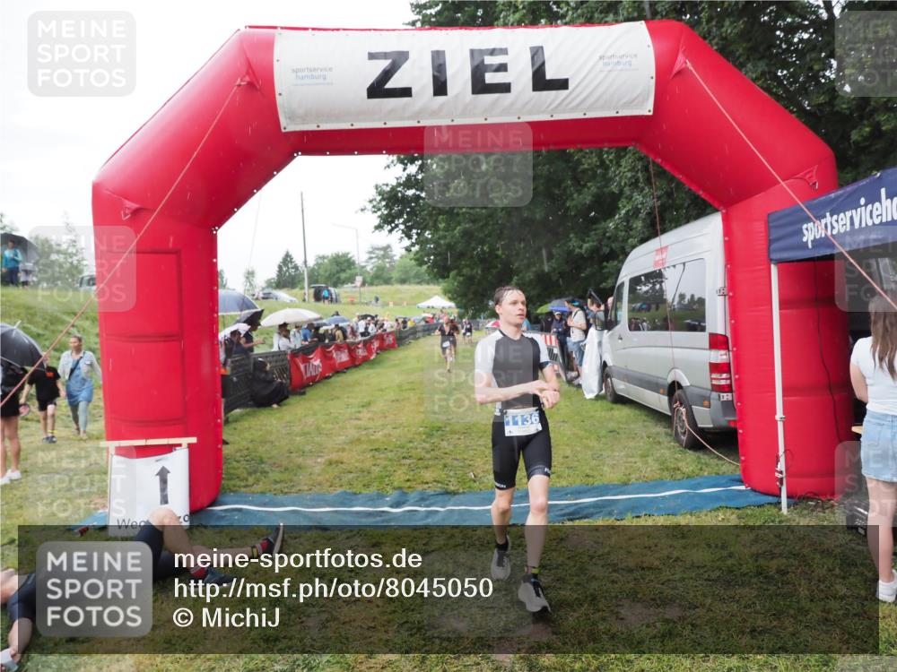 21.06.2025 - 27. Vierlanden-Triathlon MichiJ http://msf.ph/oto/8045050 15.06.2026 13:50:56 Ziel 1098, 1120, 1132, 1134, 1136 meine-sportfotos.de