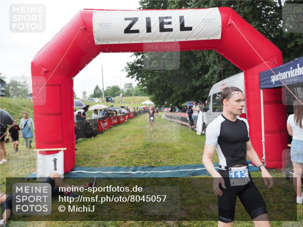 21.06.2025 - 27. Vierlanden-Triathlon MichiJ http://msf.ph/oto/8045057 15.06.2026 13:50:57 Ziel 1098, 1120, 1132, 1134, 1136 meine-sportfotos.de